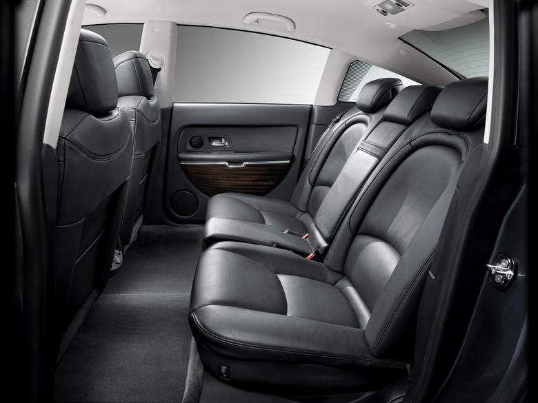 Intérieur de la Citroën C6 Tout la CitroËn C6 est conçue pour le bonheur des passagers arrière. L'empattement gigantesque libère beaucoup de place pour les jambes de ces passagers arrière. Les sièges semblent extrêmement confortables. Le tunnel central est quasi-inexistant, dégageant un plancher quasi-plat.